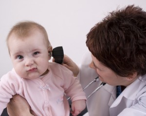 pediatra-examinando-a-orelha-do-bebe-foto-lisa-eastmanshutterstockcom-0000000000016553